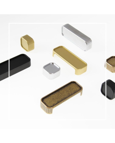 Tirador de mueble WEGA tirador de diseño dispuesto sobre una superficie blanca