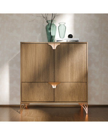 Tirador de mueble color cobre BORSA tirador de diseño montado en un mueble de madera