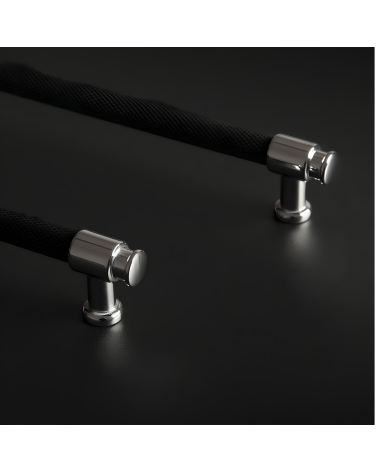 Tirador de mueble ánodo negro/cromo brillante GALIUM tirador de diseño colocado sobre un fondo oscuro