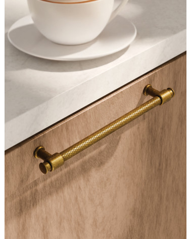Tirador de mueble pátina sobre latón GALIUM tirador de diseño vista de cerca montado en un mueble