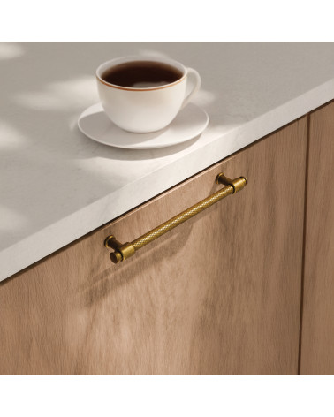 Tirador de mueble pátina sobre latón GALIUM tirador de diseño montado en un mueble de madera
