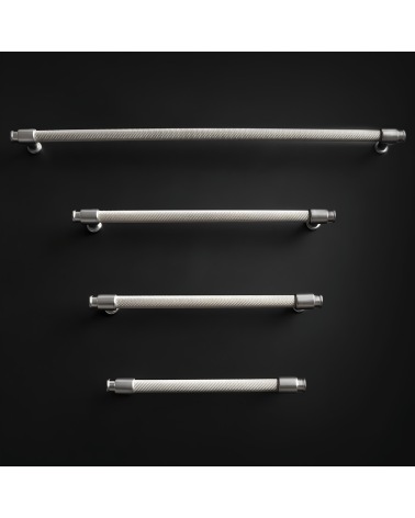 Tirador de mueble acero inoxidable/cromo mate GALIUM tirador de diseño colocado sobre una superficie oscura