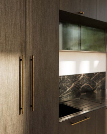 Tirador de mueble pátina sobre latón VENDÉ tirador de diseño visto de lado montado en un mueble de madera