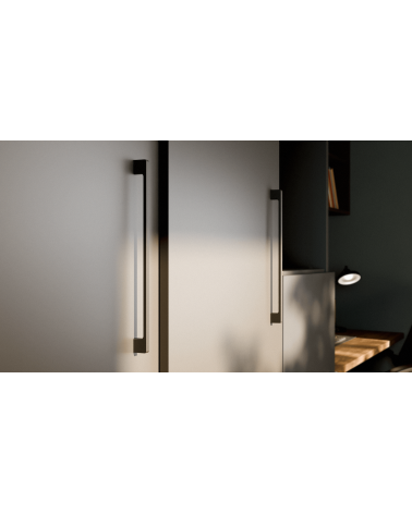 Tirador de mueble negro mate TECHNO tirador de diseño visto de lado montado en un mueble