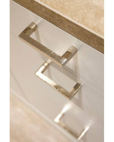 Manillas de mueble en bronce intemporales para cocina y cuarto de baño