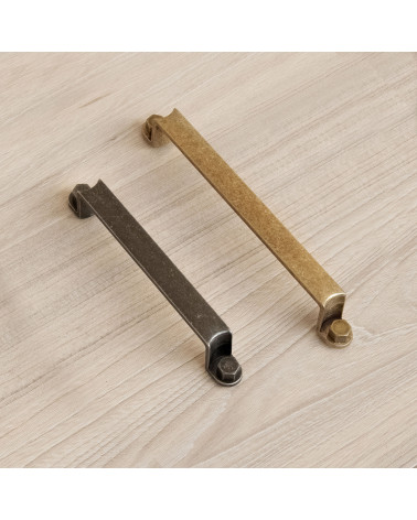 Tirador de mueble DUBLIN tirador de diseño presentado sobre un panel de madera clara