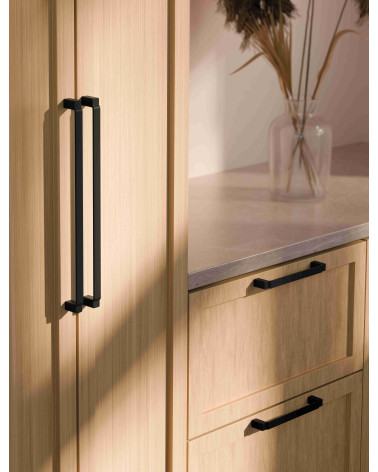 Tirador de mueble negro mate AMARO tirador de diseño montado en un mueble de madera clara