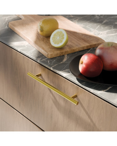 Tirador de mueble dorado pulido CRUSO tirador de diseño montado en un mueble de madera