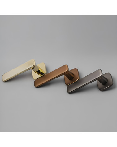 Tirador de puerta FLOW tirador de diseño presentada sobre una superficie gris