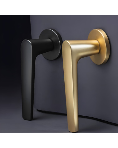 Tirador de puerta en zamak MILA diseño presentadas verticalmente