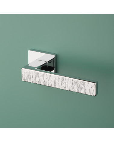 Tirador de puerta cromo pulido AMARYLIA diseño vista inclinada