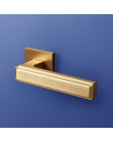 Manilla de puerta FRESSIA diseño sobre fondo azul