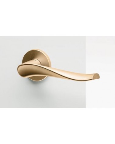 Manecilla de puerta oro mate Mandelli Spin manecilla de diseño montada en una puerta