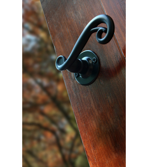 Tiradores de puerta retro negros mates sobre rosetas redondas para puertas, verjas y portillos – Colección Charlotte
