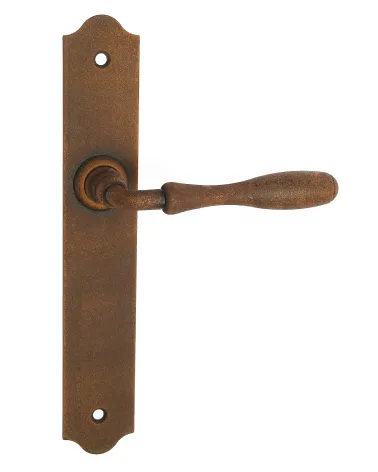 Manillas de puerta retro en acabado óxido sobre placas largas para puertas, portales y puertas peatonales – Colección Joséphine