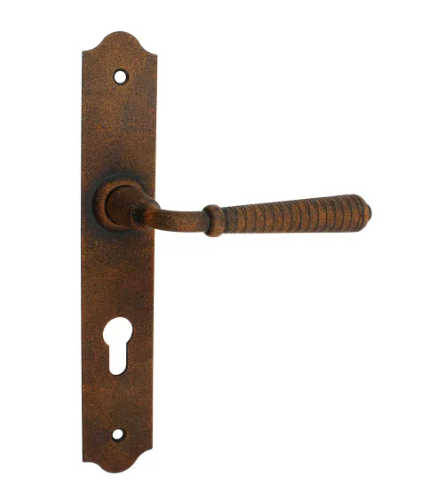 Tiradores de puerta retro óxido sobre placas largas para puertas, portales y portillas – Colección Hinon