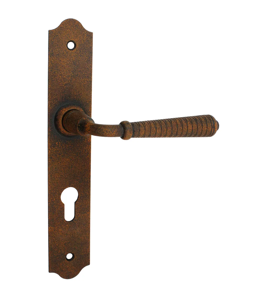 Tiradores de puerta retro óxido sobre placas largas para puertas, portales y portillas – Colección Hinon