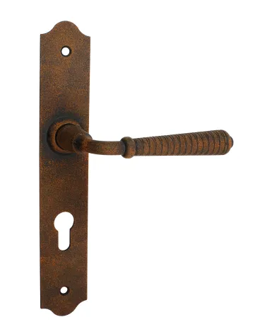 Tiradores de puerta retro óxido sobre placas largas para puertas, portales y portillas – Colección Hinon