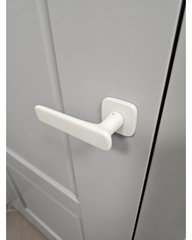 Tirador de puerta moderna FLOW tirador de diseño vista inclinada montado en una puerta