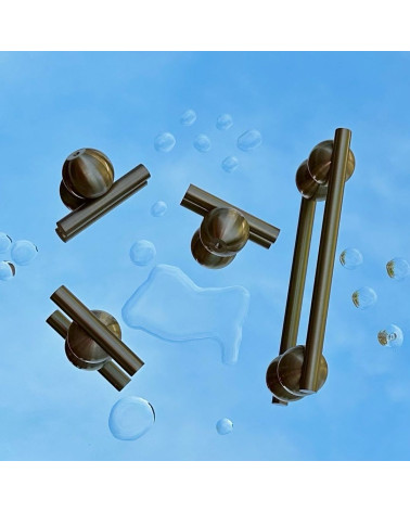 Botón de mueble en latón modelo 04 tirador de diseño vista superior sobre una superficie azul con gotas de agua