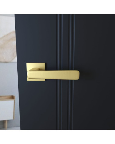 Manecilla de puerta dorado mate PARMA diseño vista frontal montada en una puerta