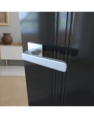 Manecilla de puerta cromo satinado PARMA diseño vista de cerca montada en una puerta