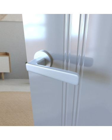 Tirador de puerta cromo satinado PARMA ferretería design montado en una puerta entreabierta