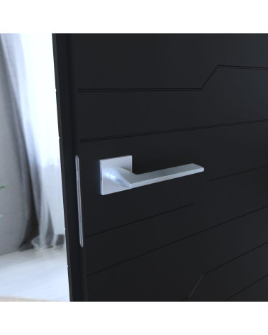Manija de puerta cromo satinado ARA diseño montada en una puerta entreabierta
