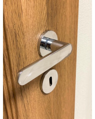 Tirador de puerta cromo pulido Line Vénus tirador de diseño montado en una puerta