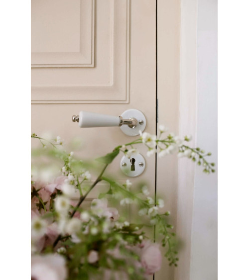Tirador de puerta tipo barril sobre roseta blanca de porcelana - color niquelado - tirador de diseño