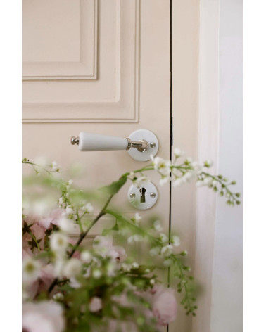 Tirador de puerta de porcelana blanca con acabado en níquel Merigous