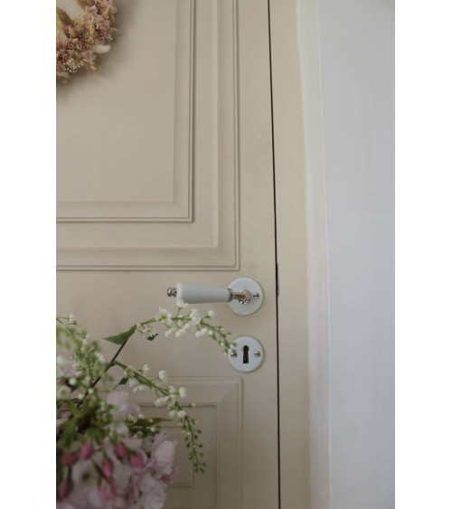 Tirador de puerta tipo barril sobre roseta blanca de porcelana - color niquelado - tirador de diseño