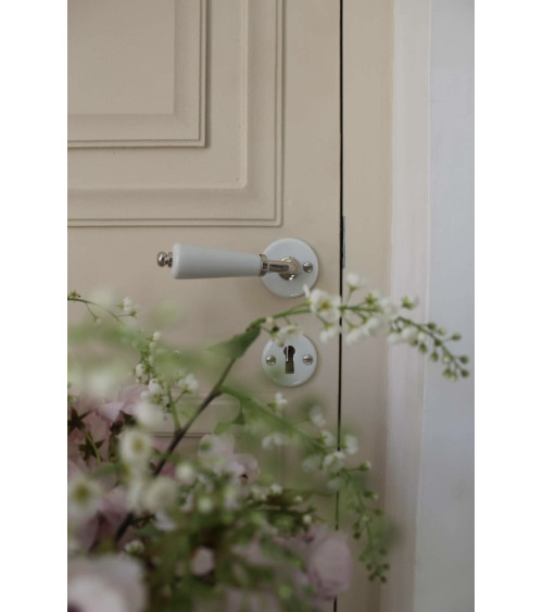Tirador de puerta tipo barril sobre roseta blanca de porcelana - color niquelado - tirador de diseño