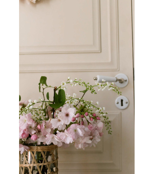 Tirador de puerta tipo barril sobre roseta blanca de porcelana - color niquelado - tirador de diseño