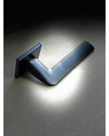 Tirador de puerta negra STINGER tirador de diseño sobre un fondo iluminado