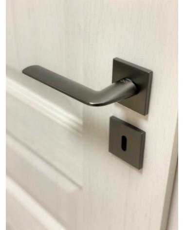 Tirador de puerta titanio STINGER diseño vista superior inclinada montada en una puerta
