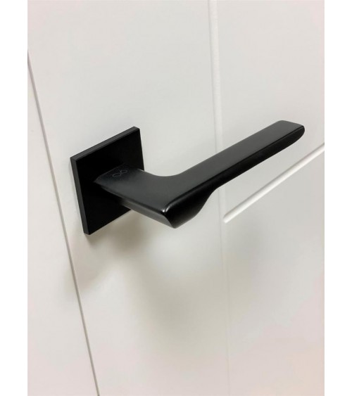 Tirador de puerta negra LIGNE diseño