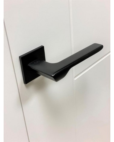 Tirador de puerta negra LIGNE diseño vista superior inclinada montada en una puerta