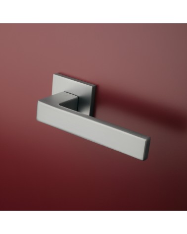 Tirador de puerta cromo satinado SULLA diseño montada en una puerta