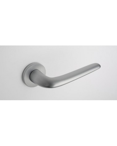 Tirador de puerta Cromo satinado AZALIA manilla de diseño vista superior inclinada