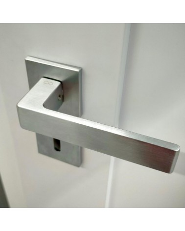 Manija de puerta cromo cepillado Apollo diseño vista superior inclinada montada en una puerta