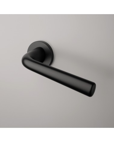 Tirador de puerta negra TULIPA para puerta interior de diseño montada en una puerta