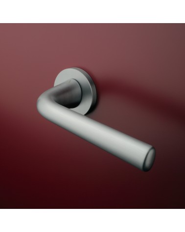 Tirador de puerta cromo satinado TULIPA para puerta interior de diseño montada en una puerta
