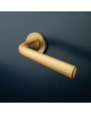 Manija de puerta oro mate TULIPA para puerta interior diseño montada en una puerta
