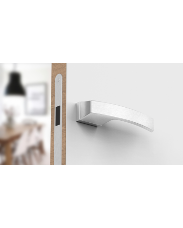 Tirador de puerta cromo satinado Arc tirador de diseño vista inferior montada en una puerta