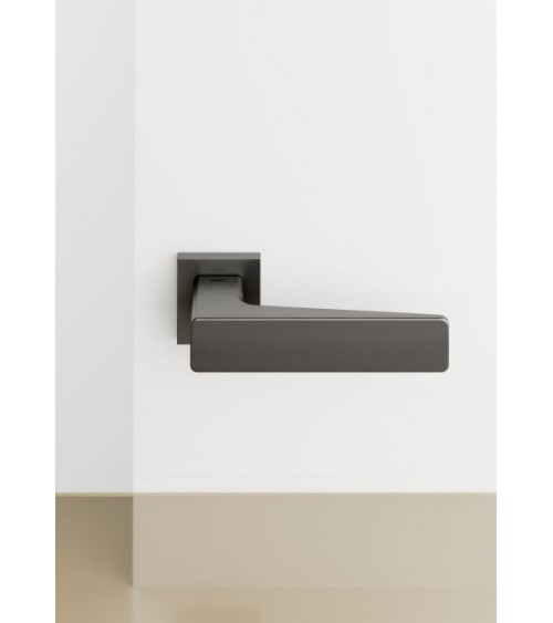 Tirador de puerta grafito Mandelli Virgo diseño