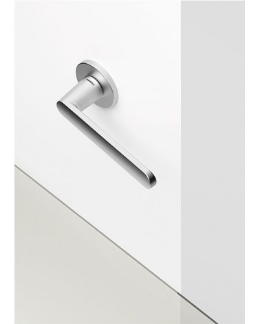 Tirador de puerta cromo satinado Mandelli Zante diseño sobre una placa