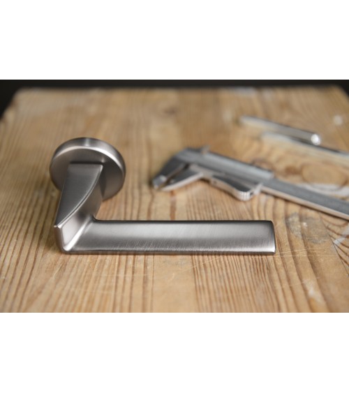 Tirador de puerta cromada pulida Ento Edge diseño