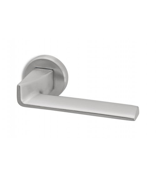 Tirador de puerta cromo satinado Ento Edge diseño