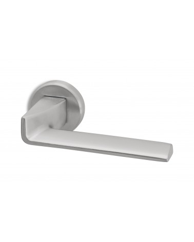 Tirador de puerta cromo satinado Ento Edge diseño